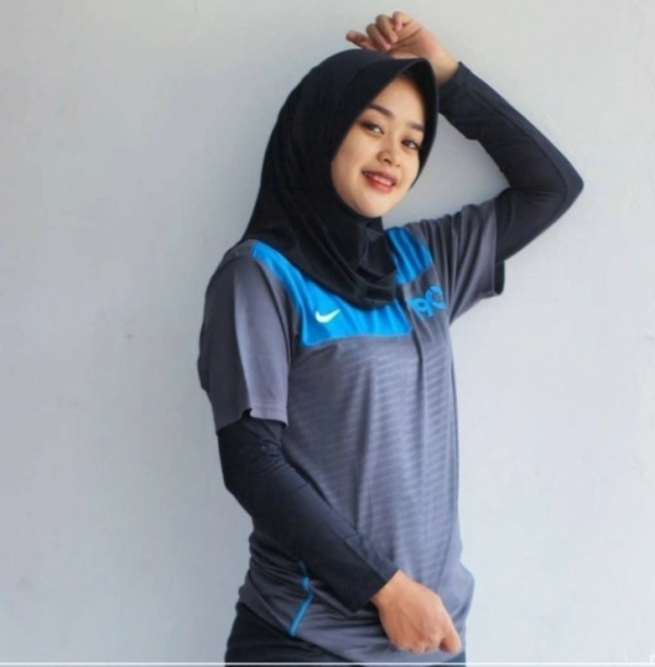 Hijab sporty dengan lengan raglan